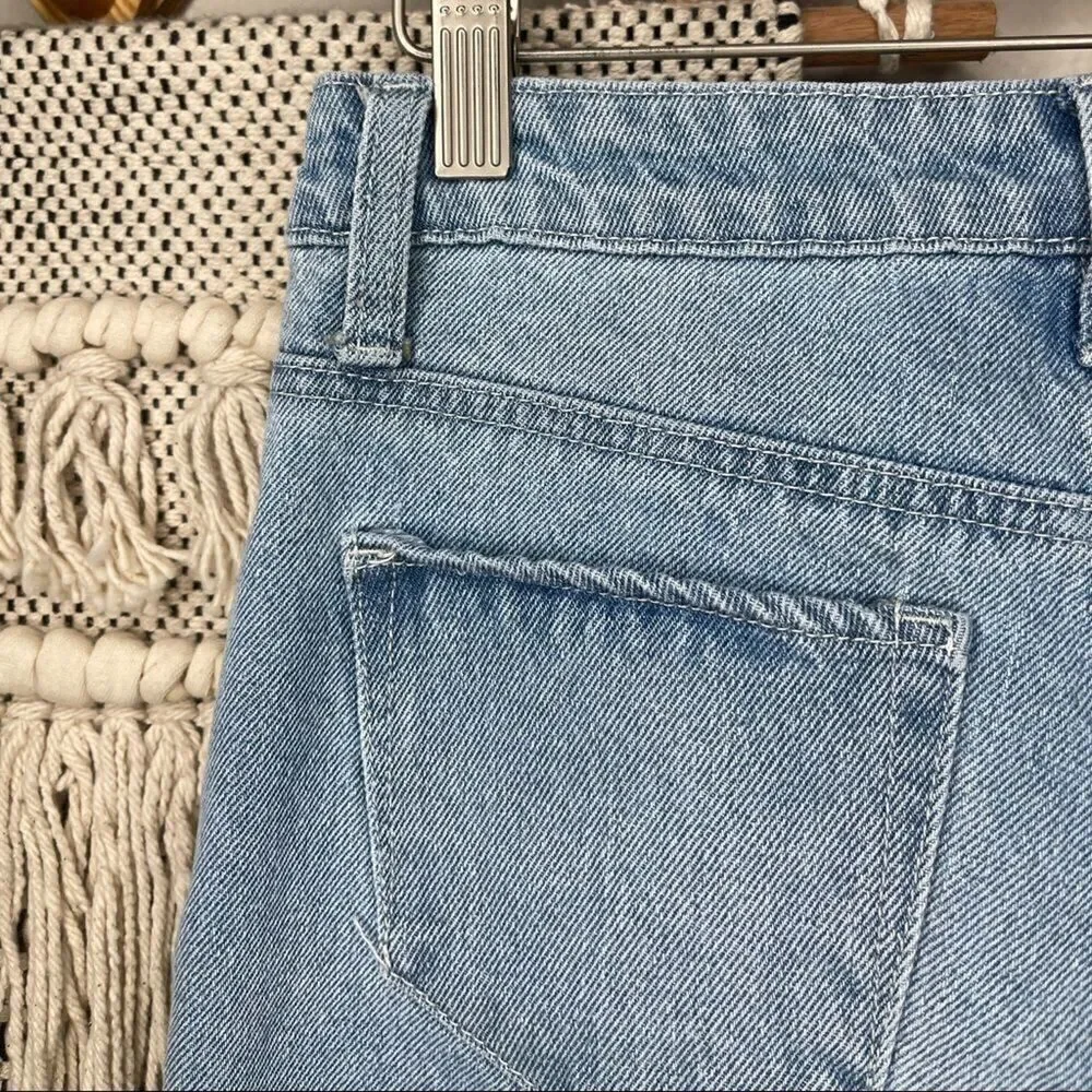 BP. Light Wash Mom Jeans size 25